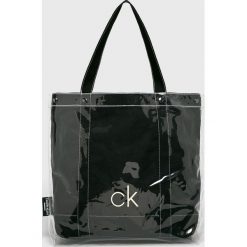 Calvin Klein Jeans - Torebka. Niebieskie torebki klasyczne damskie Calvin Klein Jeans, bez wzorów, z jeansu, duże, bez dodatków. W wyprzedaży za 219.90 zł.