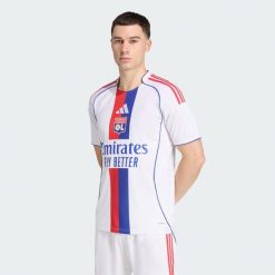 Koszulka podstawowa Olympique Lyonnais 25/26. Białe t-shirty sportowe męskie Adidas, bez ramiączek, do piłki nożnej. Za 439.00 zł.