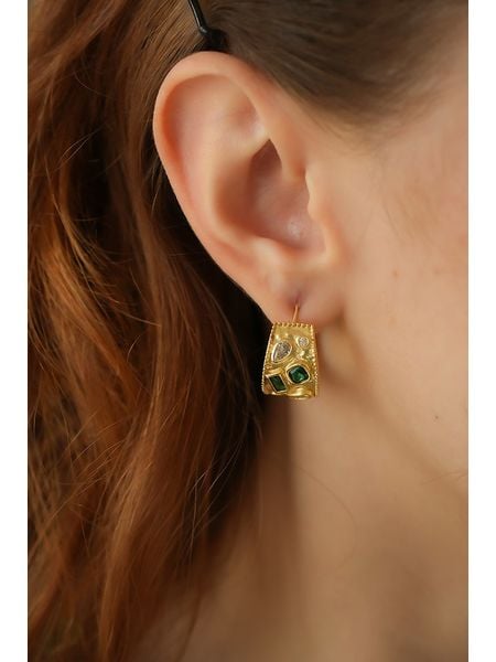 L'Atelier de Gaia Pozłacane kolczyki-półkreole z cyrkoniami rozmiar: onesize. Zielone kolczyki damskie L'Atelier de Gaia, z cyrkonią, pozłacane. Za 43.99 zł.