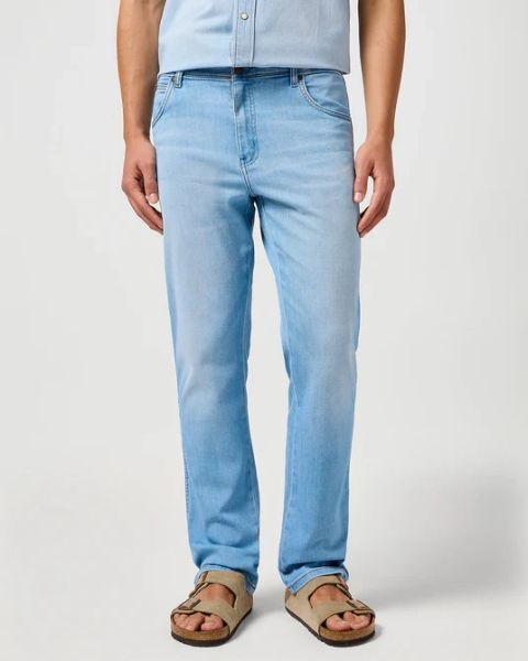 MESKIE SPODNIE WRANGLER TEXAS COOL LIGHT 112362482. Spodnie materiałowe męskie Wrangler, bez wzorów, z jeansu. Za 219.99 zł.