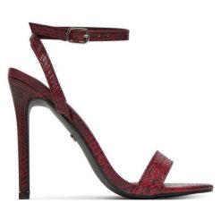 Sandały DeeZee. Czerwone sandały damskie DeeZee, bez wzorów, bez obcasa, na szpilce. Za 97.99 zł.