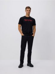 Bawełniany t-shirt regular fit SUPERMAN™ - czarny. Czarne t-shirty męskie Reserved, l, bez wzorów, z bawełny, bez kołnierzyka. Za 89.99 zł.