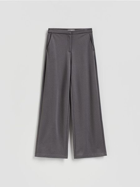 Spodnie z wiskozą - jasnoszary. Szare spodnie materiałowe damskie Reserved, bez wzorów, z dzianiny. Za 139.99 zł.