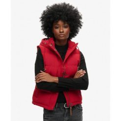 Kamizelka pikowana z kapturem Everest od SUPERDRY. Czerwone kamizelki damskie Superdry. W wyprzedaży za 383.35 zł.
