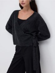 Sweter z wiązaniem - ciemnoszary. Szare swetry klasyczne damskie Reserved, l, z dzianiny, bez kołnierzyka. Za 139.99 zł.