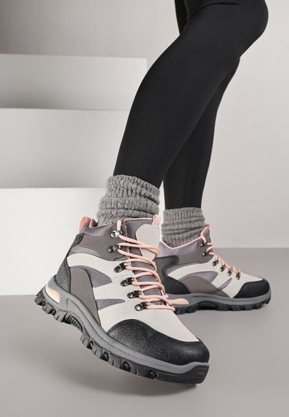Szare Buty Trekkingowe Trapery Vices Ozdobione Przeszyciami Narrive. Szare obuwie trekkingowe damskie Born2be. Za 89.99 zł.