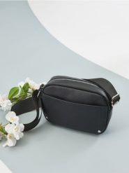 Torebka crossbody z imitacji skóry - czarny. Czarne torebki klasyczne damskie Sinsay, bez wzorów, ze skóry, bez dodatków. Za 29.99 zł.