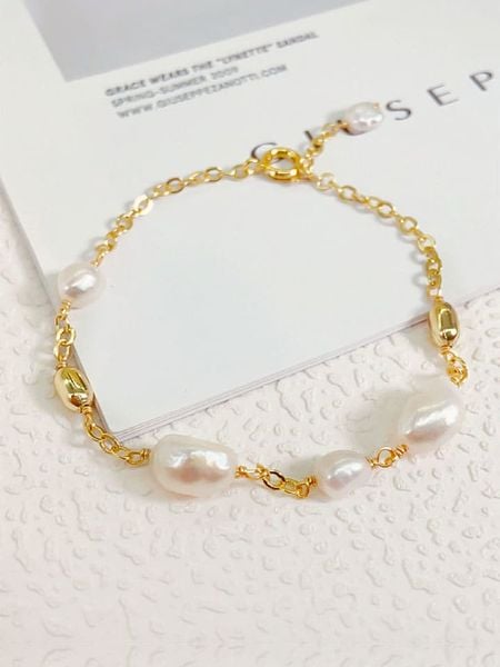 Pierres de Jade Pozłacana bransoletka z perłami rozmiar: onesize. Białe bransoletki damskie Pierres de Jade, pozłacane. Za 52.99 zł.