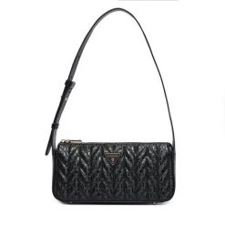 Torebka Guess. Czarne torebki klasyczne damskie Guess, z aplikacjami, bez dodatków. Za 544.99 zł.