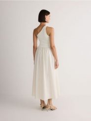 Sukienka na jedno ramię - złamana biel. Sukienki damskie Reserved, l, bez wzorów, z materiału, bez kołnierzyka, bez ramiączek. W wyprzedaży za 39.99 zł.