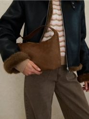 Torba hobo z imitacji zamszu - brązowy. Brązowe torebki klasyczne damskie Sinsay, bez wzorów, bez dodatków. Za 39.99 zł.