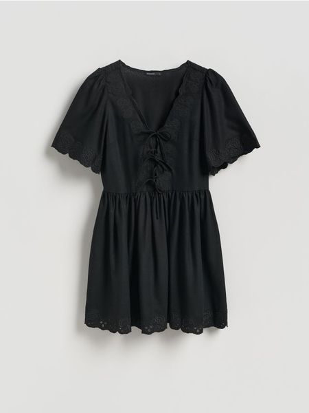 Sukienka z dodatkiem lnu - czarny. Czarne sukienki damskie Reserved, l, bez wzorów, z wiskozy, bez kołnierzyka, bez ramiączek, rozkloszowane. Za 159.99 zł.