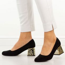 Czarne zamsz Polskie czółenka damskie Suzana 594. Czarne czółenka damskie Suzana, bez wzorów, z zamszu, z okrągłym noskiem, bez obcasa, na obcasie. Za 249.00 zł.