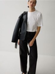 T-shirt z błyszczącymi aplikacjami - biały. Białe t-shirty damskie Reserved, l, z aplikacjami, z bawełny, bez kołnierzyka. W wyprzedaży za 29.99 zł.