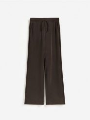 Spodnie z modalem long leg - ciemnobrązowy. Brązowe spodnie materiałowe damskie Reserved, bez wzorów, z dzianiny. Za 119.99 zł.