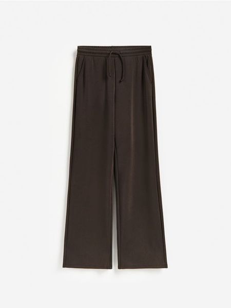 Spodnie z modalem long leg - ciemnobrązowy. Brązowe spodnie materiałowe damskie Reserved, bez wzorów, z dzianiny. Za 119.99 zł.