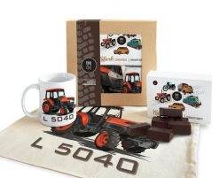 Kubota — paczka (Zawartość paczki: koszulka, torba, kubek, słodycze; Rozmiar koszulki / bluzy: L (damska); Kolor koszulki / bluzy: biały; Rodzaj nadru. Białe t-shirty damskie nikiniki, l, bez wzorów, z bawełny, bez kołnierzyka. Za 169.00 zł.