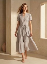 Sukienka midi z efektem stopniowania i materiałowym paskiem - wielobarwny. Sukienki damskie Sinsay, l, bez wzorów, z materiału, bez kołnierzyka, bez ramiączek, midi. Za 59.99 zł.