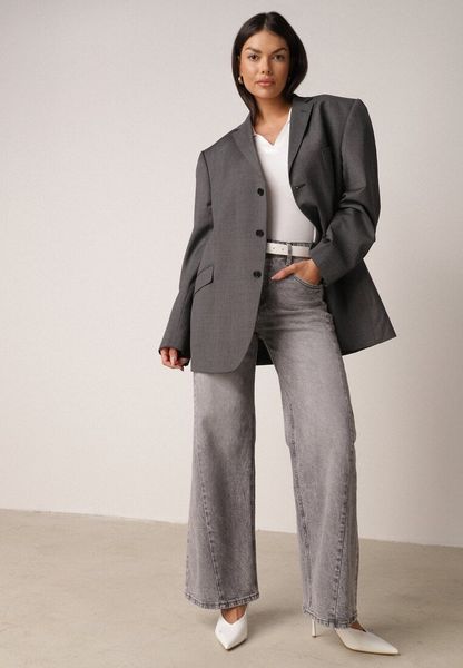 Szare Bawełniane Jeansy o Szerokim Kroju z Wysokim Stanem i Przetarciami Ryrixia. Szare jeansy damskie Born2be, z podwyższonym stanem. Za 109.99 zł.