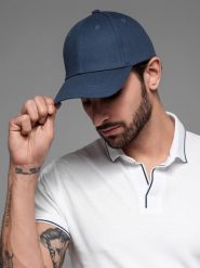 Czapka męska z daszkiem bejsbolówka z ozdobnym haftem – granatowa V4 OM-ACCS-0102 - uniwersalny. Niebieskie czapki męskie Ombre Clothing, bez wzorów, z bawełny, klasyczne. W wyprzedaży za 39.99 zł.