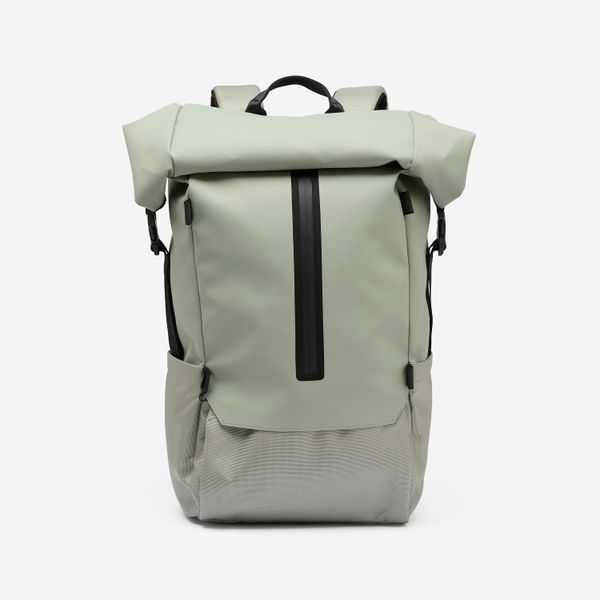 Plecak Roll Top 900, 29 L z kieszenią na laptopa. Zielone plecaki damskie Decathlon, bez wzorów, z materiału, biznesowe. Za 219.99 zł.