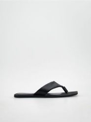 Skórzane japonki - czarny. Czarne klapki damskie Reserved, bez wzorów, ze skóry, bez obcasa. W wyprzedaży za 69.99 zł.