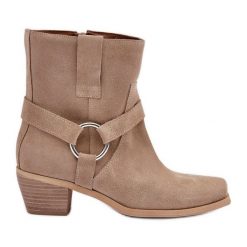 Botki Z Naturalnego Zamszu Na Obcasie Zazoo 3444/2 Jasnobeżowe beżowy. Brązowe botki damskie eleganckie, bez obcasa, na obcasie, bez zapięcia. Za 655.57 zł.