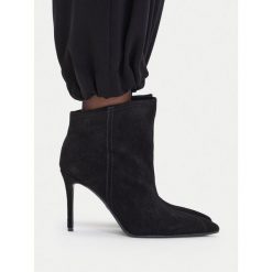 Botki GINO ROSSI. Czarne botki damskie Gino Rossi, bez obcasa, na szpilce, bez zapięcia. Za 379.99 zł.
