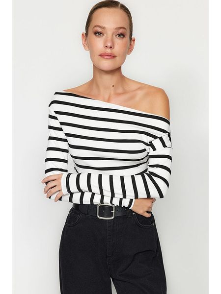 Trendyol Koszulka w kolorze biało-czarnym rozmiar: S. Białe bluzki damskie Trendyol, s, bez wzorów, bez kołnierzyka. Za 52.99 zł.