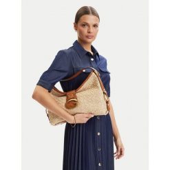 Torebka Guess. Brązowe torebki klasyczne damskie Guess, z aplikacjami, bez dodatków. Za 679.99 zł.