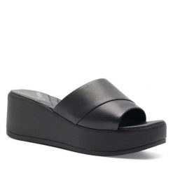 Klapki Lasocki. Czarne klapki damskie Lasocki, bez wzorów, bez obcasa. Za 159.99 zł.