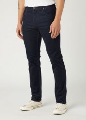 WRANGLER GREENSBORO MĘSKIE SPODNIE MATERIAŁOWE PARISIAN NIGHT W15QLM866. Spodnie materiałowe męskie Wrangler, bez wzorów, z materiału. Za 219.99 zł.
