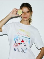 Bawełniany t-shirt z nadrukiem - złamana biel. T-shirty damskie Reserved, l, bez wzorów, z bawełny, bez kołnierzyka. W wyprzedaży za 29.99 zł.