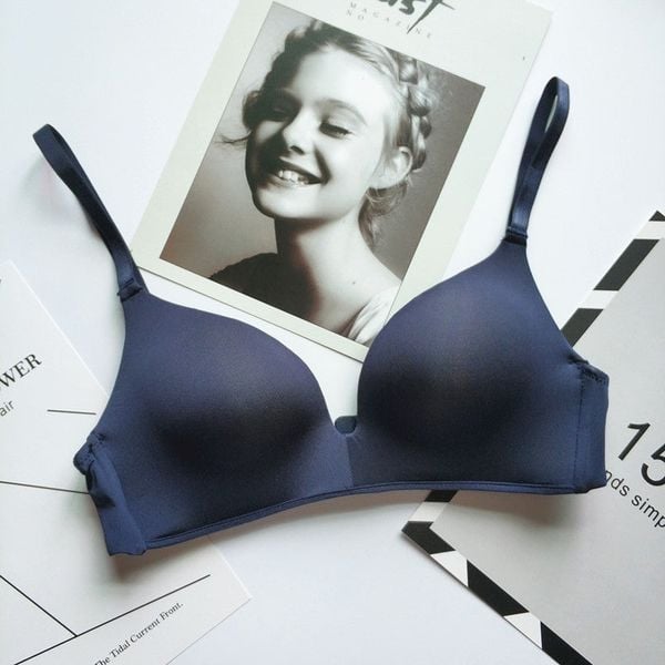 Biustonosz piankowy bez fiszbin z regulowanymi ramiączkami na co dzień Hattie. Czerwone biustonosze Intica, bez wzorów, z materiału. Za 59.00 zł.