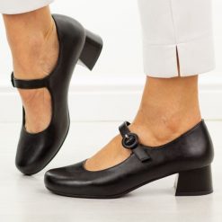 Czarne półbuty damskie Sergio Leone Pb416. Czarne półbuty damskie Sergio Leone, bez wzorów, z materiału, biznesowe, z okrągłym noskiem, bez obcasa, na obcasie. Za 179.00 zł.