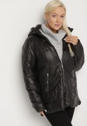 Czarna Pikowana Kurtka z Kapturem w Klasycznym Stylu Mallissa. Czarne kurtki damskie Born2be, plus size, z aplikacjami, z jeansu, z kapturem. Za 159.99 zł.