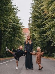 Sztruksowa sukienka w grochy - brązowy. Brązowe sukienki dziewczęce Reserved, bez wzorów, z bawełny, bez ramiączek. W wyprzedaży za 35.99 zł.