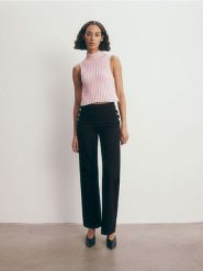 Spodnie z ozdobnymi guzikami - czarny. Czarne spodnie materiałowe damskie Reserved, bez wzorów, z bawełny. W wyprzedaży za 65.99 zł.