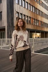 Wzorzysty sweter beżowy. Brązowe swetry klasyczne damskie MOODO, l, z poliamidu, bez kołnierzyka. Za 159.99 zł.