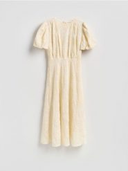Sukienka z ozdobnym haftem - kremowy. Białe sukienki damskie Reserved, na co dzień, l, bez wzorów, z bawełny, bez kołnierzyka, bez ramiączek, proste. Za 239.99 zł.