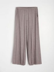 Spodnie wide leg z kieszeniami i domieszką wiskozy - brązowy. Brązowe spodnie materiałowe damskie Sinsay, bez wzorów, z wiskozy. Za 49.99 zł.