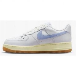 Buty do chodzenia damskie Nike Air Force 1. Białe obuwie do biegania damskie Nike, nike air force. Za 573.00 zł.