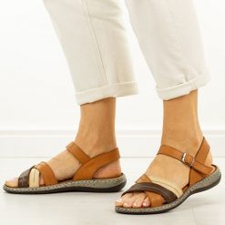 Brązowo beżowe skórzane sandały damskie T.Sokolski 910. Brązowe sandały damskie Sokolski, bez wzorów, z jeansu, bez obcasa, na płaskiej podeszwie. Za 239.00 zł.