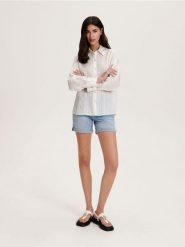 Koszula w paski - złamana biel. Koszule damskie Reserved, l, bez wzorów, z tkaniny, bez kołnierzyka, bez ramiączek. W wyprzedaży za 39.99 zł.