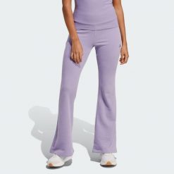 Spodnie Seasonal Essentials French Terry Flared. Czerwone spodnie dresowe damskie Adidas, bez wzorów. Za 239.00 zł.