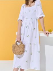 Bawełniana sukienka midi z haftem w stylu cottage - wielobarwny. Sukienki damskie Sinsay, l, bez wzorów, z bawełny, bez kołnierzyka, bez ramiączek, midi. W wyprzedaży za 59.99 zł.