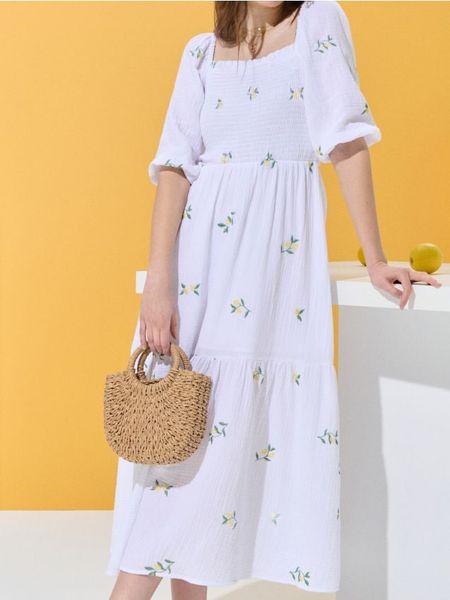 Bawełniana sukienka midi z haftem w stylu cottage - wielobarwny. Sukienki damskie Sinsay, l, bez wzorów, z bawełny, bez kołnierzyka, bez ramiączek, midi. W wyprzedaży za 59.99 zł.