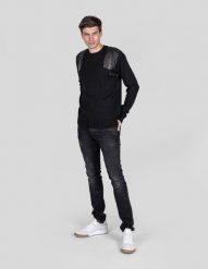 Les Hommes Sweter | LJK104-652B | Round Neck Sweater With Shoulder Detail | Mężczyzna | Czarny. Czarne swetry męskie Les Hommes, l, bez wzorów, z wełny, bez kołnierzyka. W wyprzedaży za 639.00 zł.