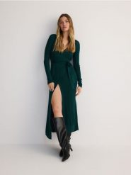 Sukienka z wiskozy - morski. Zielone sukienki damskie Reserved, l, bez wzorów, z dzianiny, bez kołnierzyka, bez ramiączek, dopasowane. W wyprzedaży za 139.99 zł.