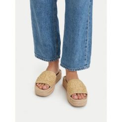 Klapki Calvin Klein. Brązowe klapki damskie CALVIN KLEIN, bez wzorów, bez obcasa. Za 289.99 zł.